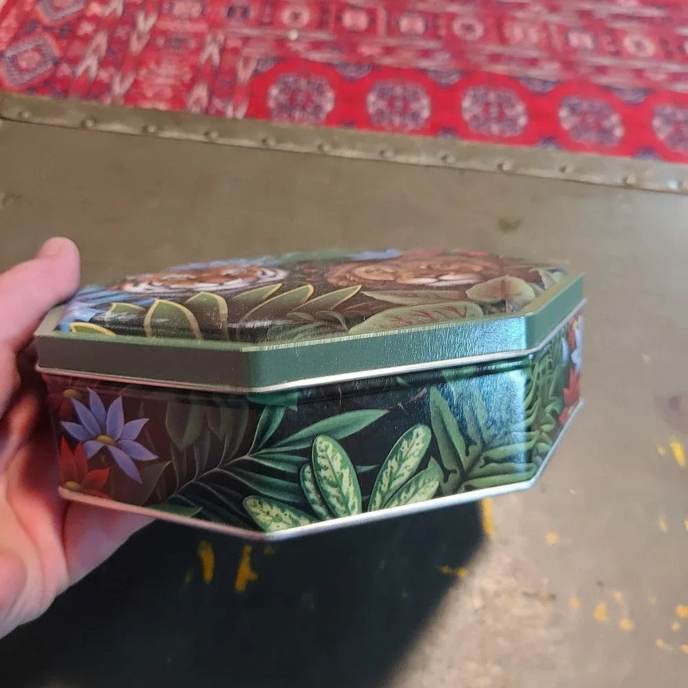 Vintage Style Octagonal Jungle Lion and Tiger Metal Decorative Storage Tin 7x2